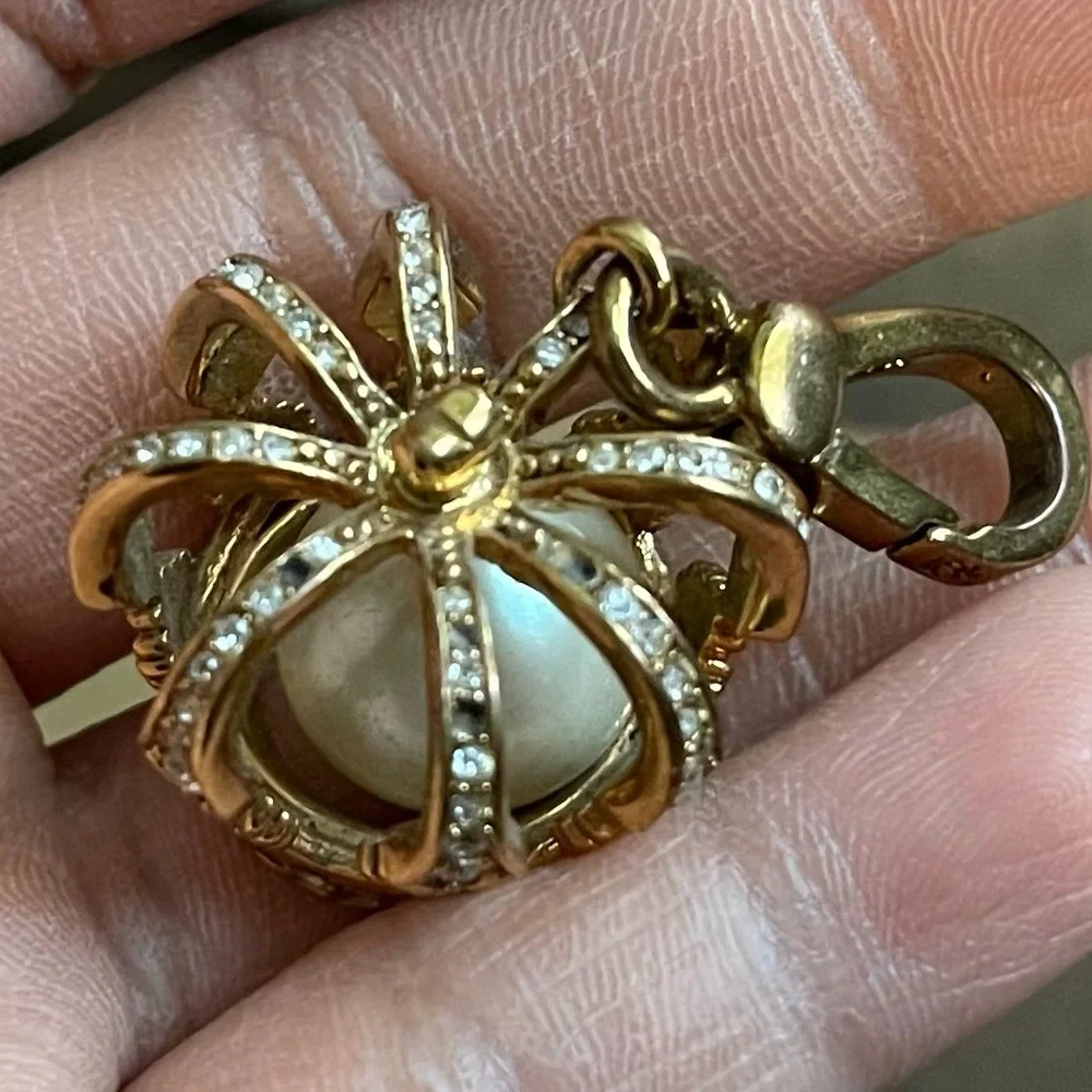 AUTHENTIC JUICY COUTURE RARE CROWN PEARL DOME CHARM BRACELET - Picture 7 of 7